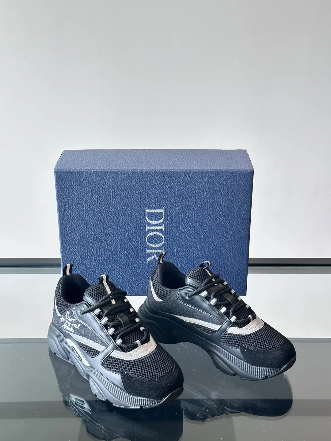 Factory price: 480💰 ◾️▫️Dior D®️ x 🆕 (high version) B22 men's jogging fashion sneakers, this single product draws inspiration from retro jogging shoes. It adopts a thick low-top design, with an upper made of black cow leather and mesh fabric, and a black and white engraved rubber sole. Black mesh fabric tongue and heel counters complement black laces, with an embossed "Di~r" logo embellishment on the side. These sneakers can be mixed and matched with a classic suit for a sporty chic look! Size: 39-45 (38, 46 can be customized)